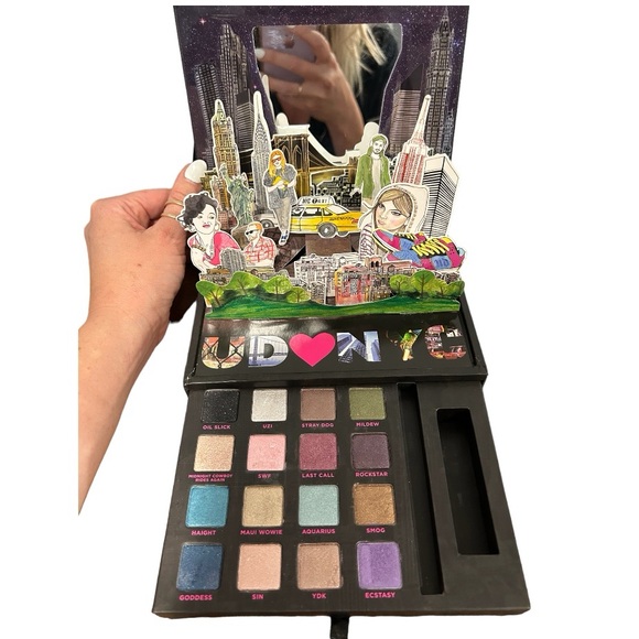 Urban Decay Book of Shadows UD ❤️ NYC Collector’s Edition Palette Vintage - Picture 1 of 14